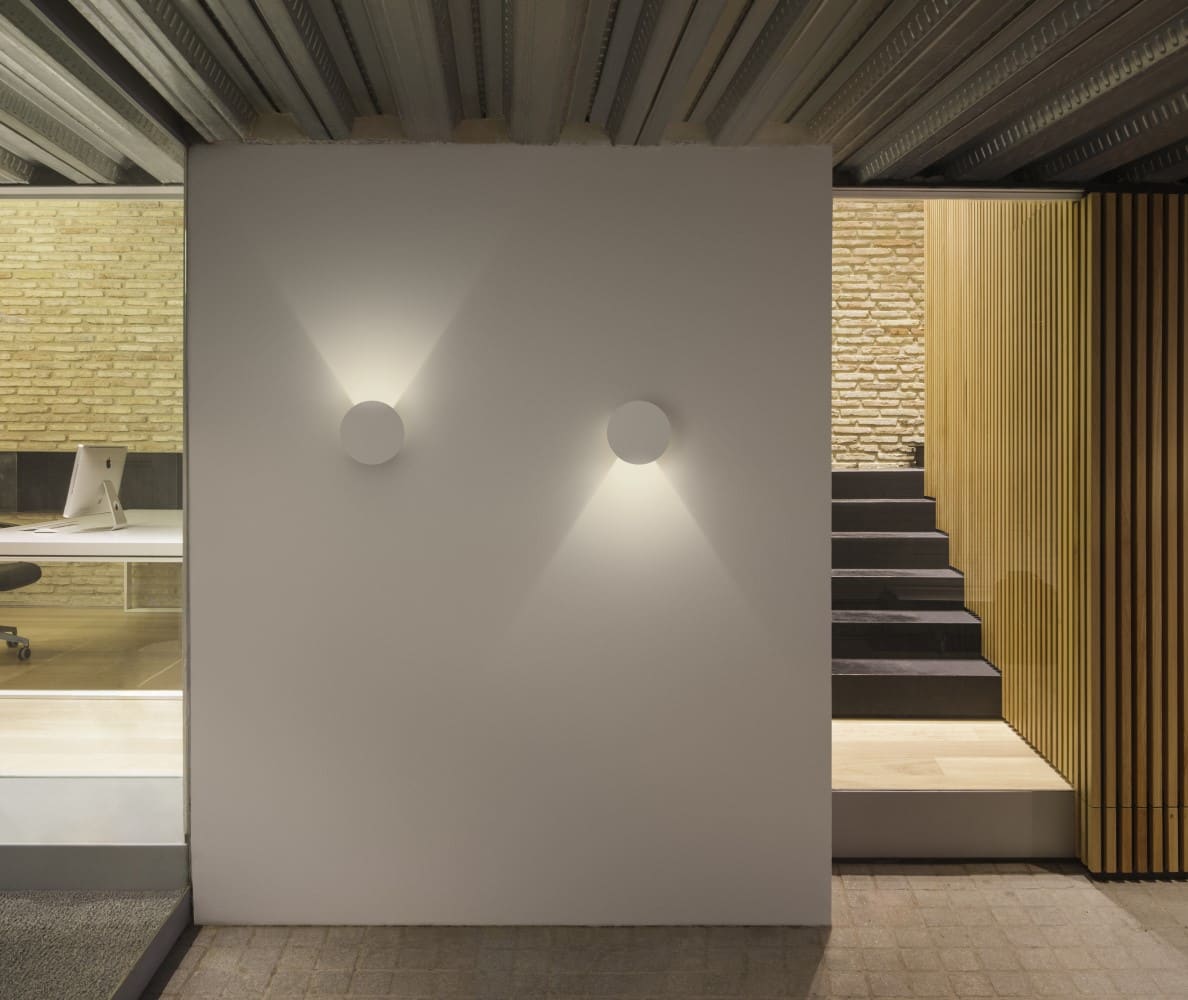 Vibia Dots 4670 stenska svetilka | formasvetila.si